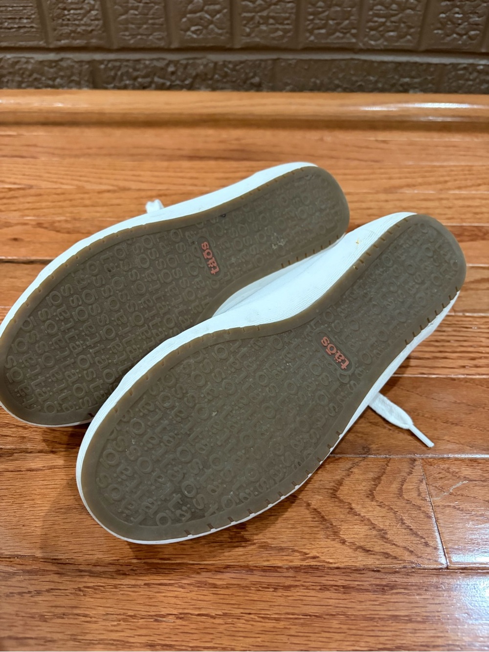 Taos Footwear White Canvas Low-Top Sneakers - Picture 5 of 6